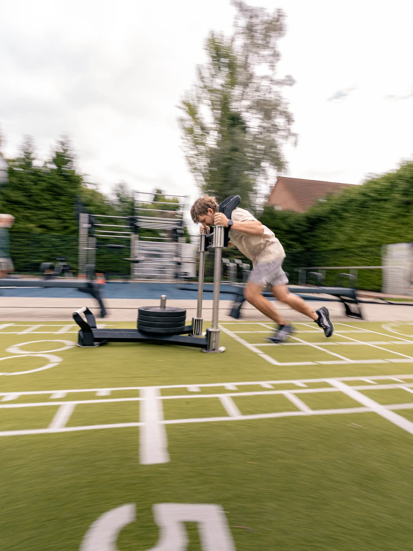 Athlet beim sportartenorientierten Schlitten-Training