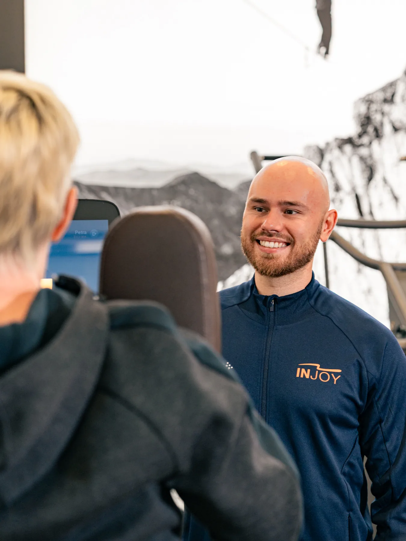 INJOY Trainerin begleitet ein Mitglied persönlich beim Training