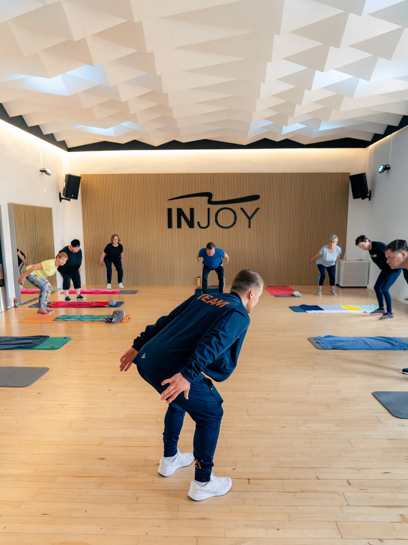 INJOY Mitglieder trainieren gemeinsam beim Indoor-Cycling