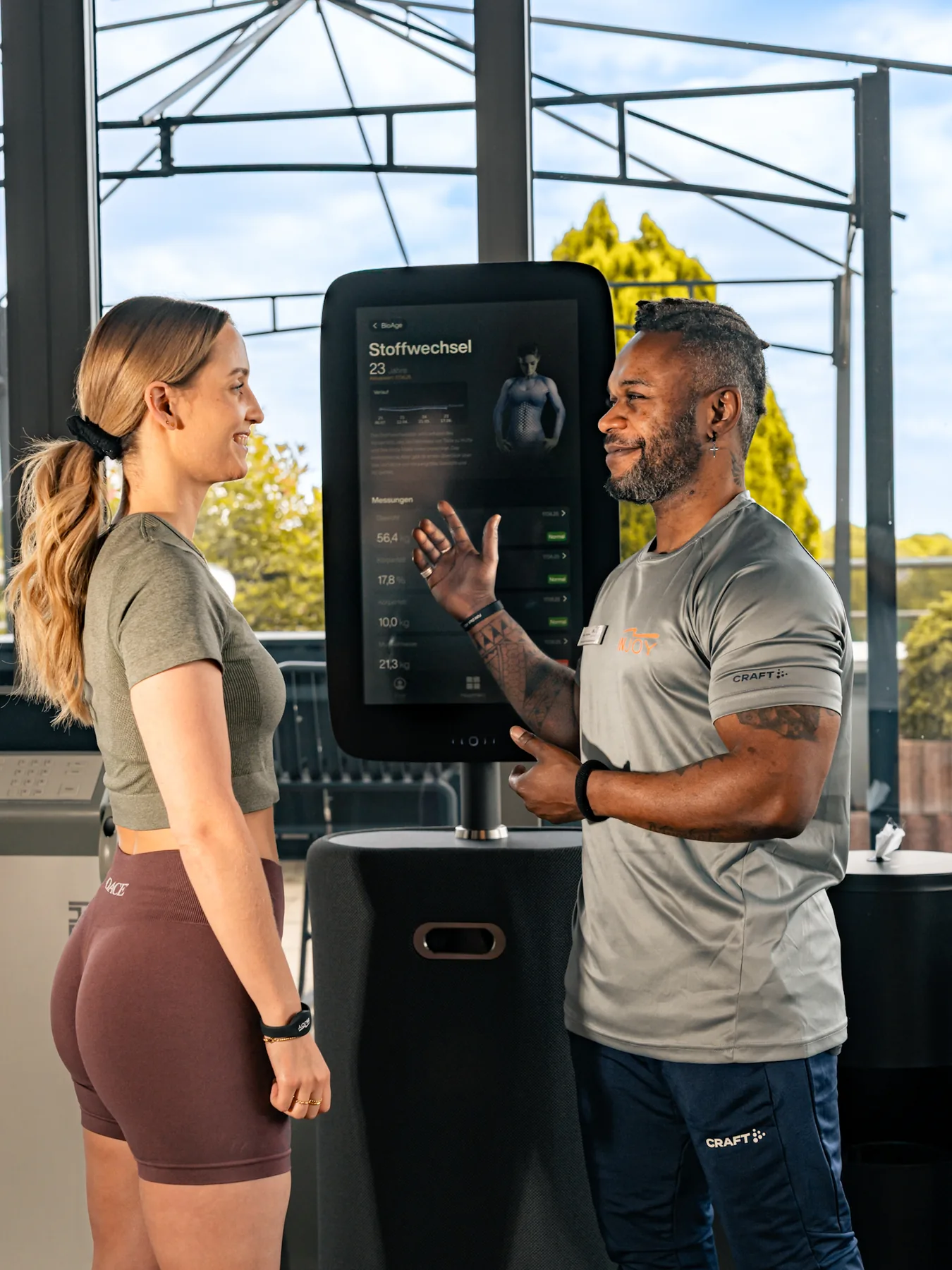 Trainer und Mitglied besprechen den persönlichen Trainingsansatz