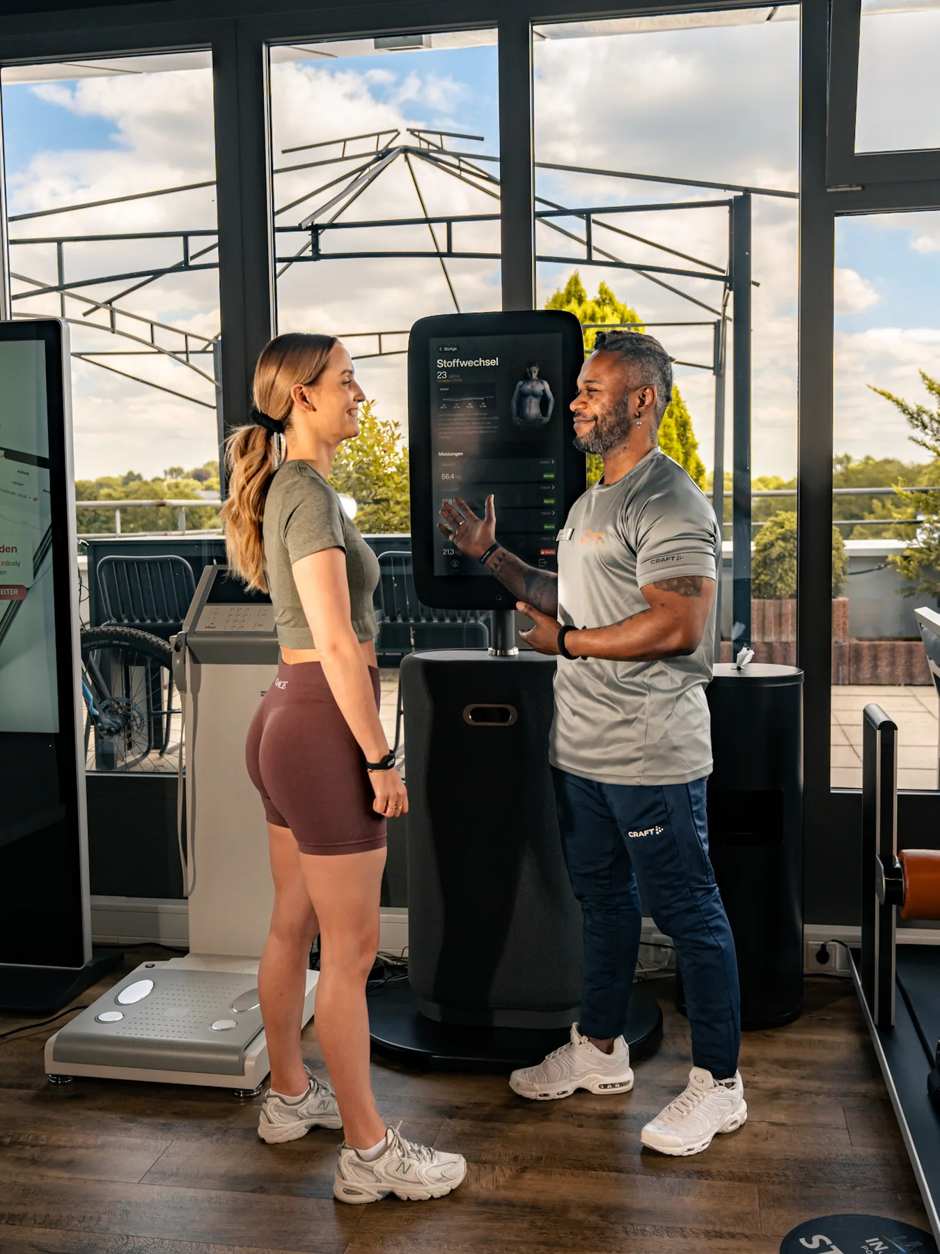 Trainer und Mitglied werten den persönlichen Fitnesscheck gemeinsam aus