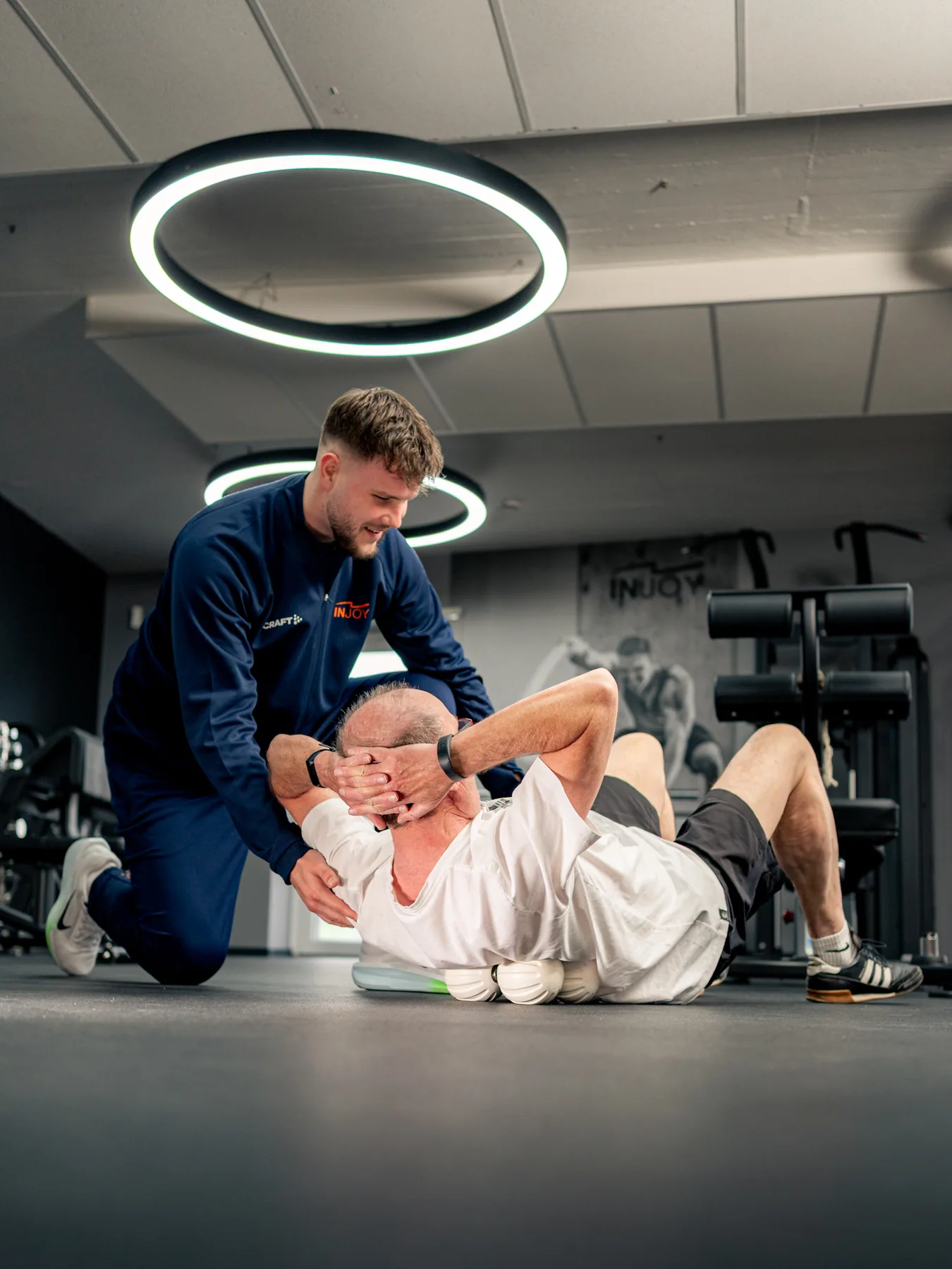 INJOY Trainerin im persönlichen Gespräch mit einem Mitglied beim Gesundheitstraining