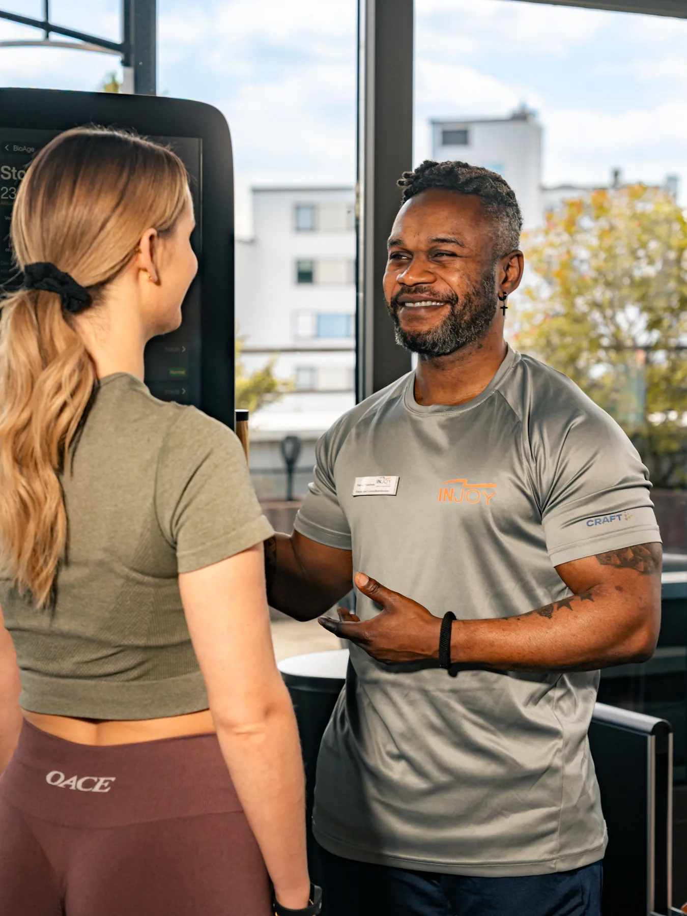 INJOY Trainer erklärt einem Mitglied den persönlichen Trainingsplan