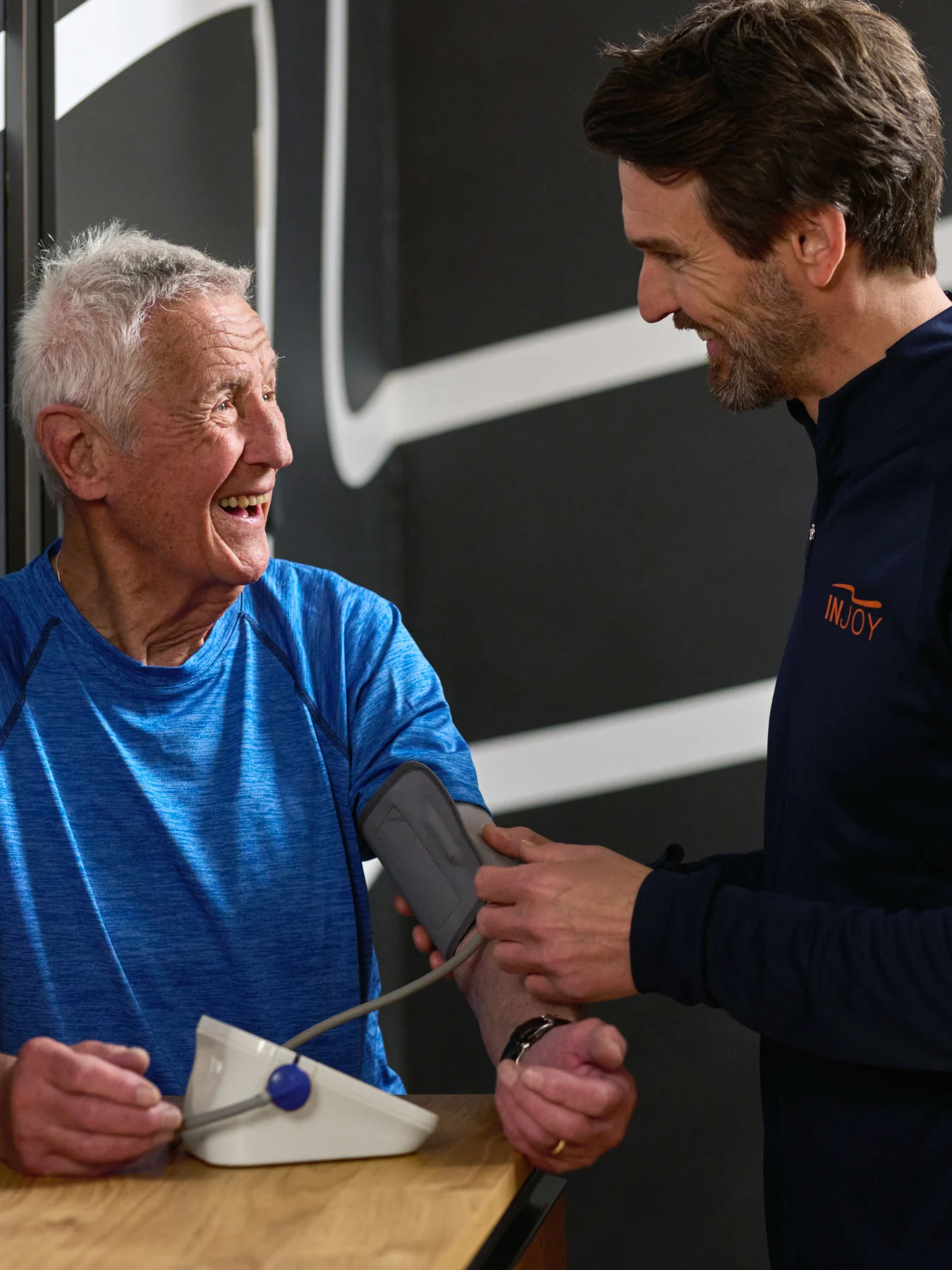 INJOY Trainer begleitet einen Gesundheitscheck vor dem Training