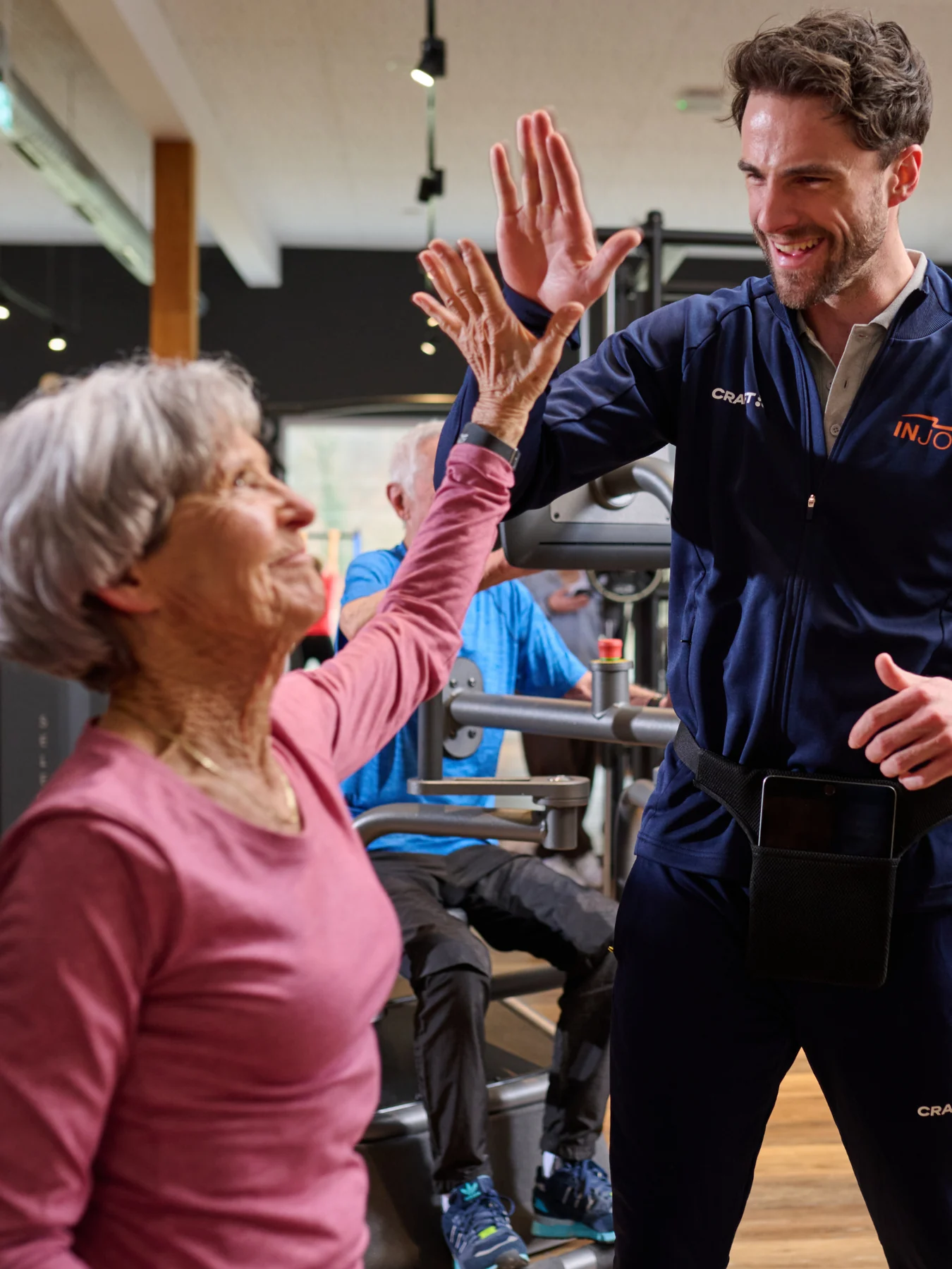 INJOY Mitglied trainiert persönlich begleitet am EGYM Gerät