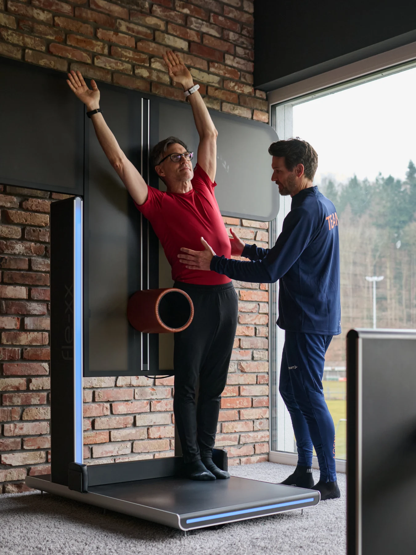 INJOY Trainer weist ein Mitglied persönlich in eine Rückenübung ein