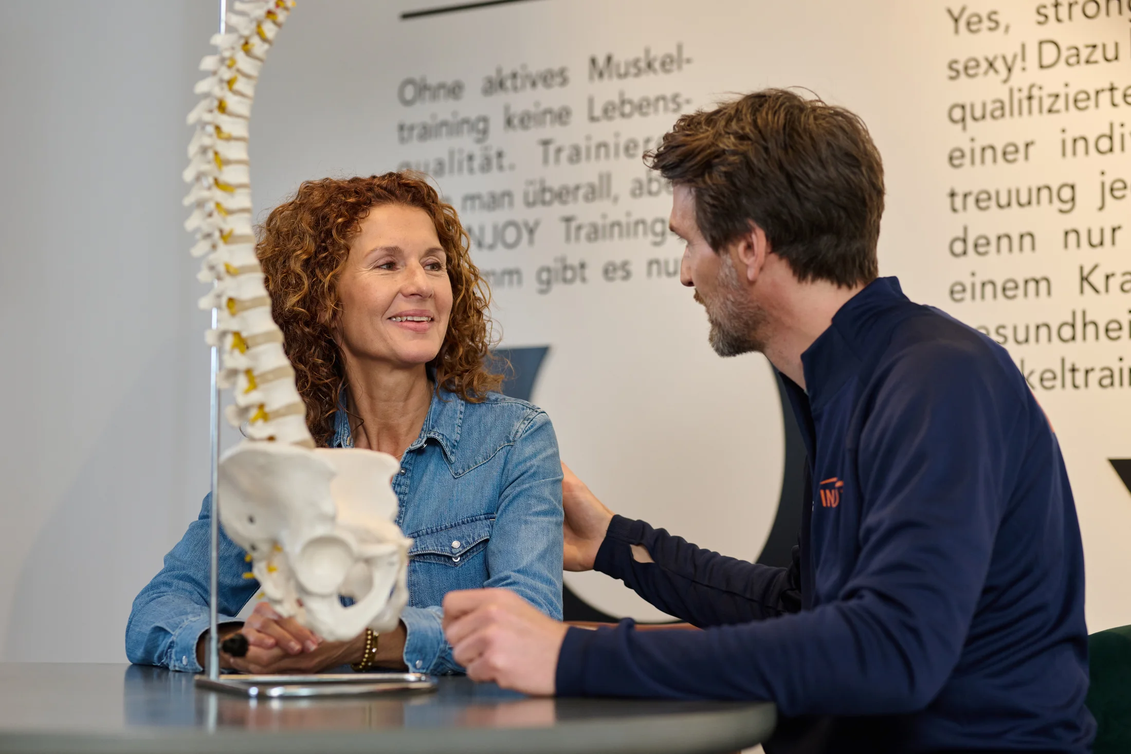 INJOY Trainer bespricht mit einer Interessentin ihren persönlichen Trainingsstart