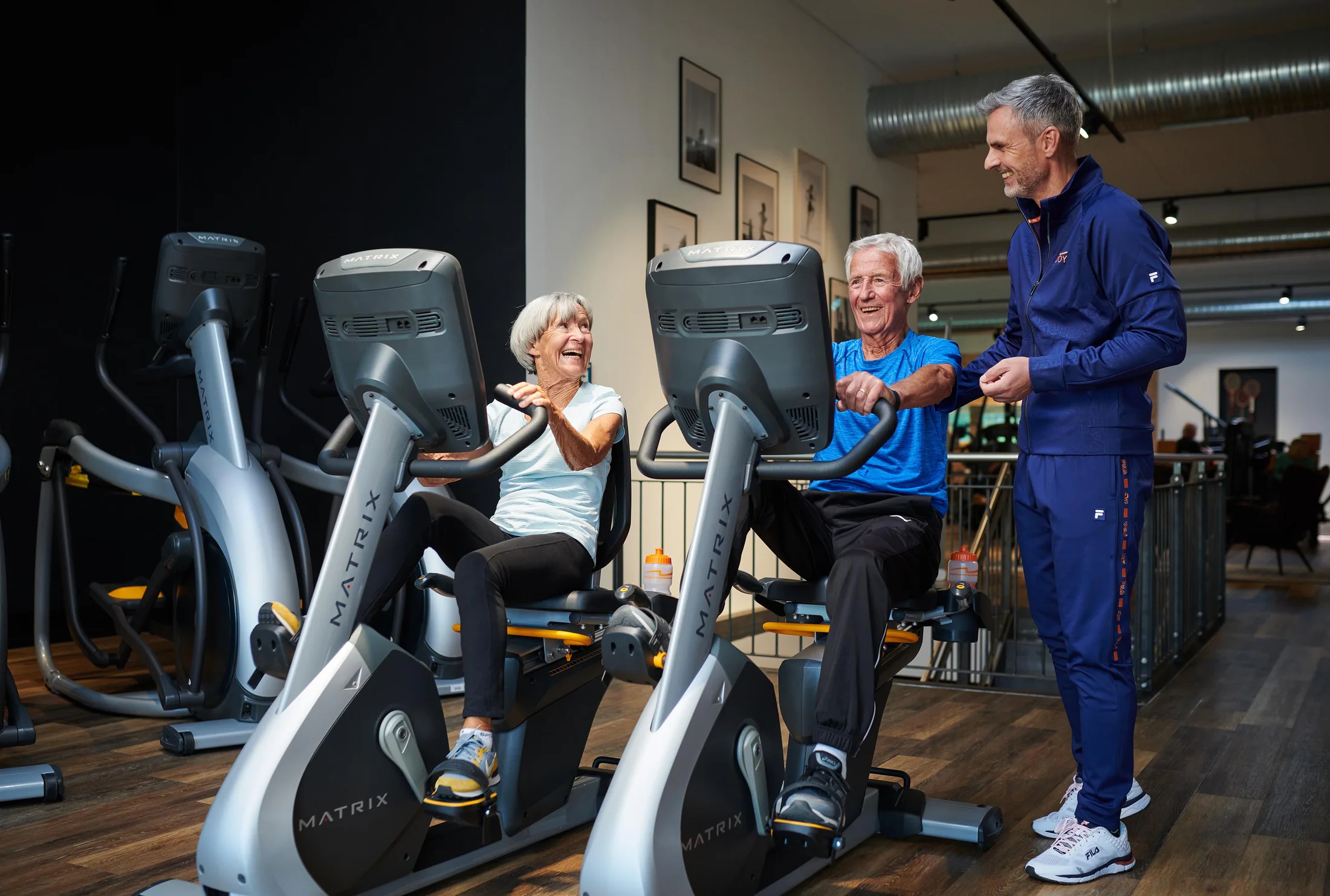 INJOY Trainerin begleitet ein Mitglied beim dosierten Herz-Kreislauf-Training