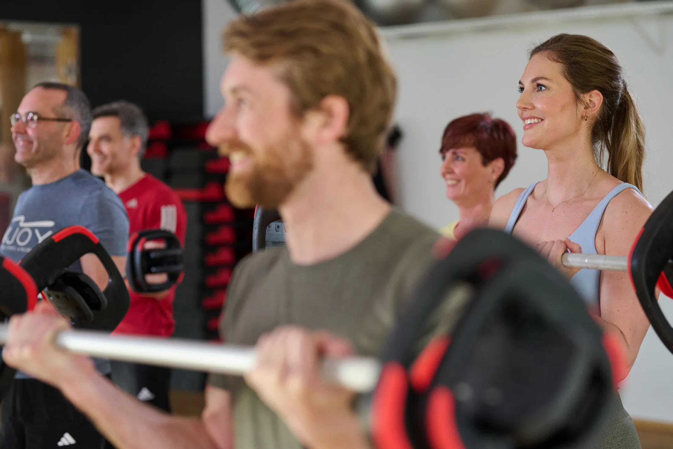 Gemeinsames Langhantel- und Kräftigungstraining bei INJOY