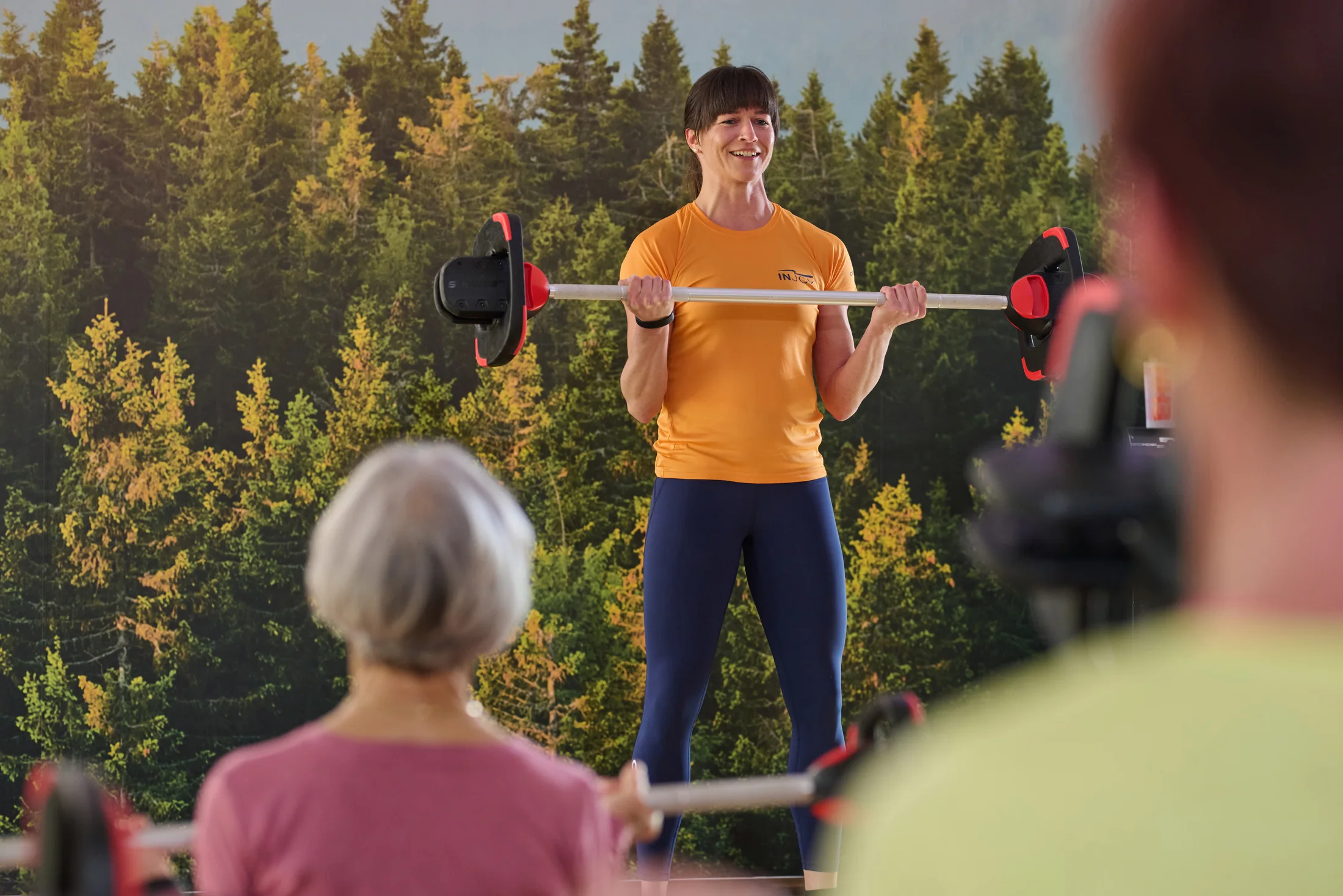 Gemeinsames Langhantel- und Kräftigungstraining bei INJOY