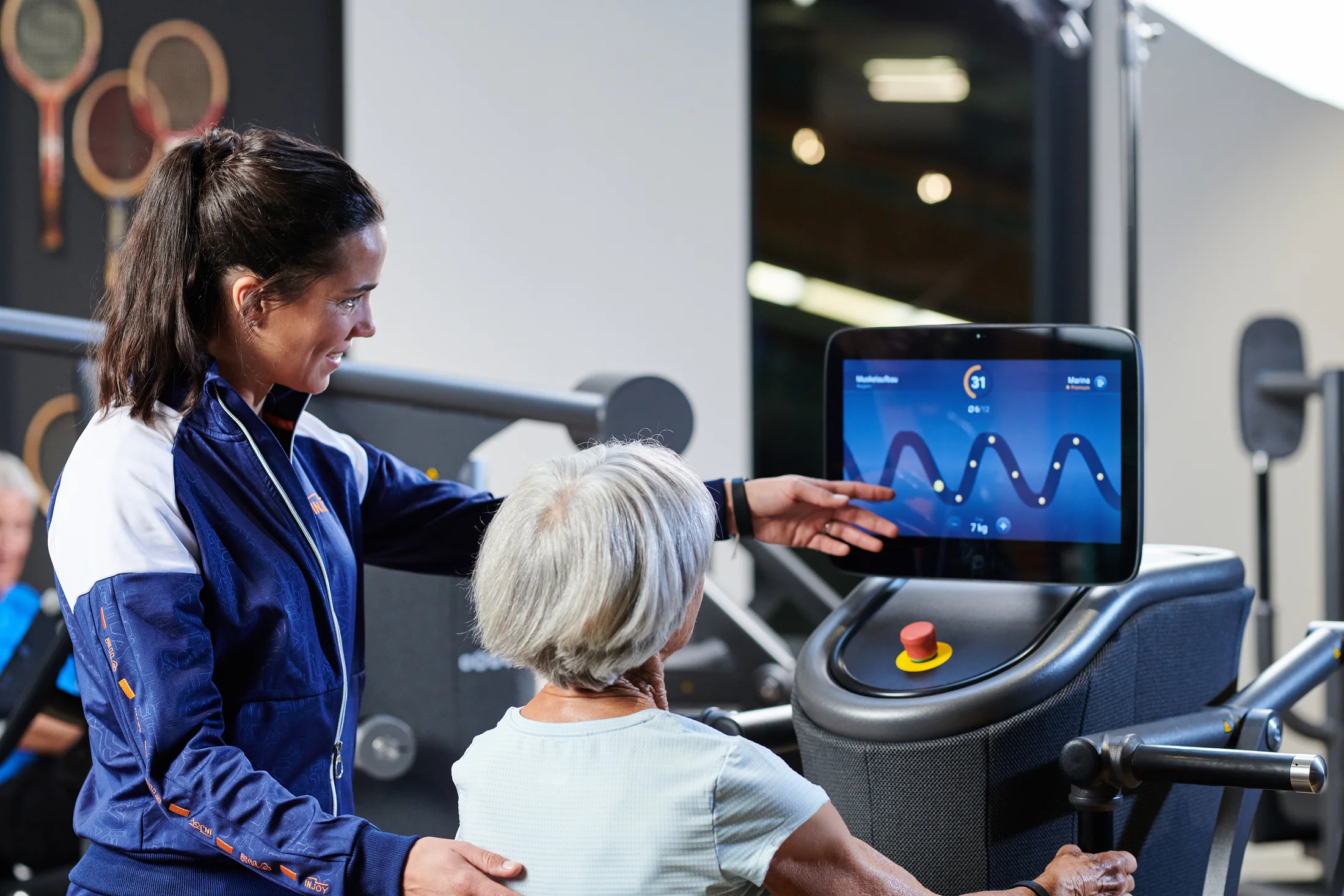 Älteres Mitglied beim sicher begleiteten Gesundheitstraining mit einem INJOY Trainer