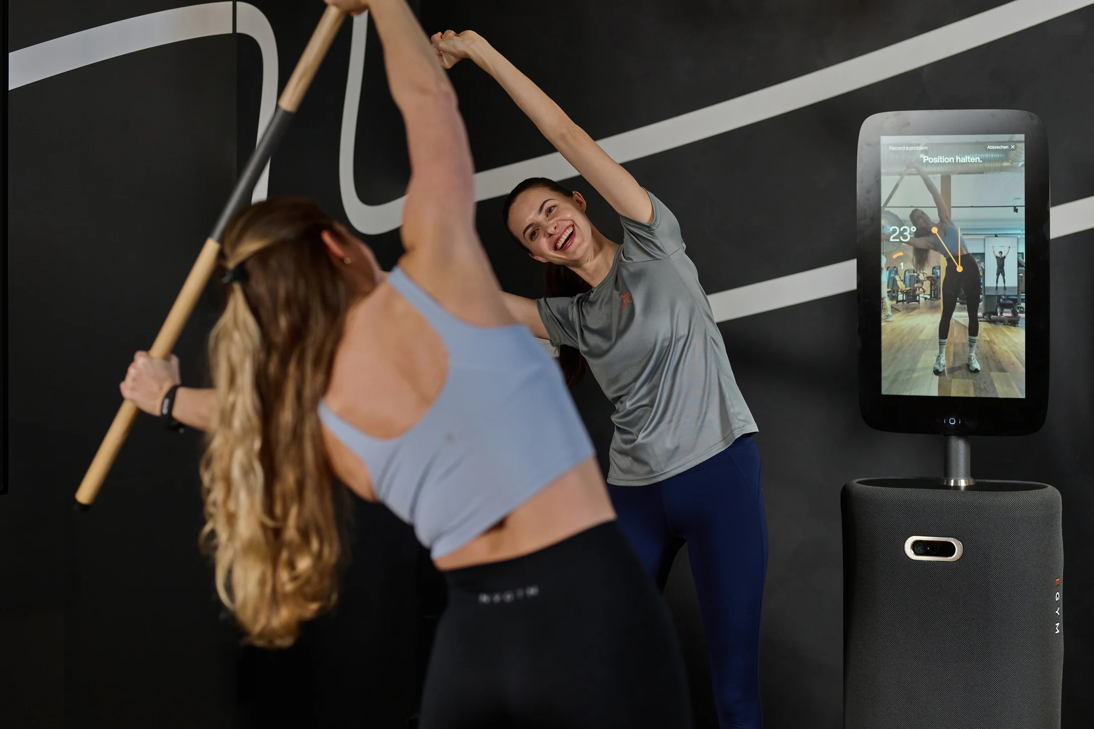 INJOY Trainerin begleitet einen persönlichen Fitness- und Beweglichkeitscheck am Fitness Hub